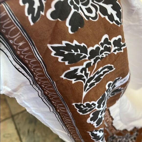 Elegant White Sleeveless Dress - Picture 5 of 7